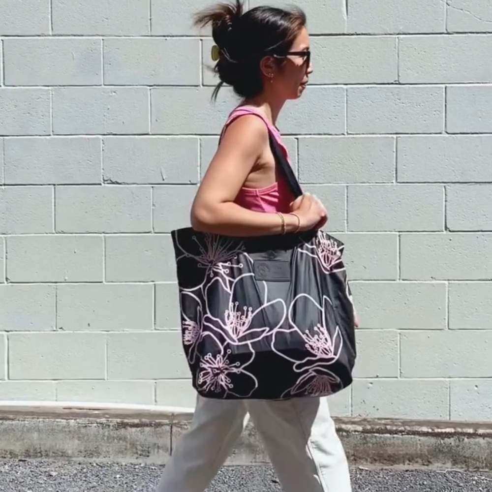 Aloha Collection x T&C Surf limited edition Day Tripper in Sakura Print NWT tote - Picture 2 of 9